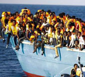 意大利海岸警卫队1天营救地中海6500难民