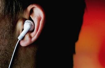 青少年常听耳机易损害听力