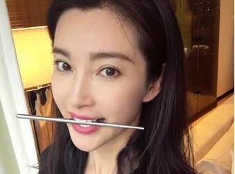 女神自拍有新招！李冰冰示范“国际微笑”超美