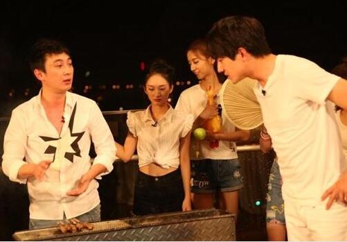 王思聪林更新天台烤串引围观 网友：好有爱