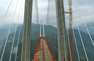 世界第一高桥北盘江大桥合龙 相当200层楼高