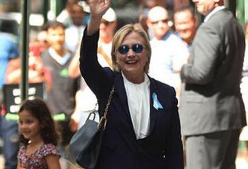 希拉里中暑险晕倒 短暂休息后拉风&ldquo;复出&rdquo;