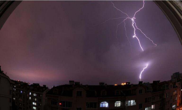 青岛闪电击中电视塔 画面惊险