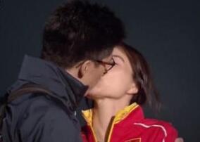 郭晶晶霍启刚拥吻庆祝夺冠