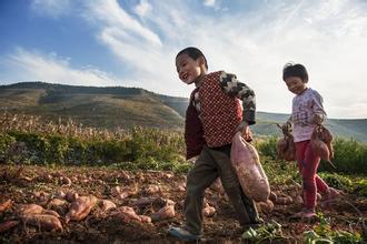 关注矿区留守儿童：家庭不贫穷 缺的是父母陪伴