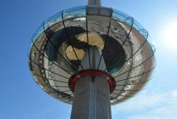 全球最高观景台因宾客全涌向一侧失衡 二百人受困