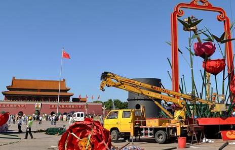 天安门广场国庆中心主花坛开始吊装