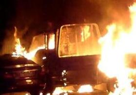 货车变“火车” 滑行数米殃及私家车