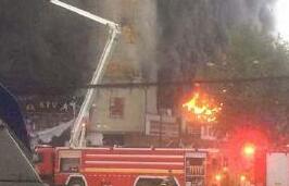 成都一居民楼发生火灾 大火蔓延整栋大楼(图)