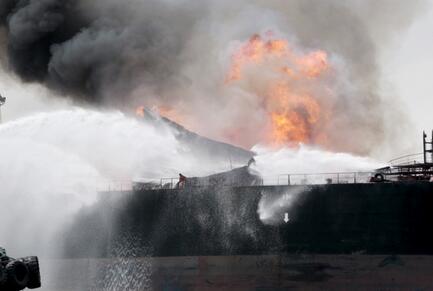 墨西哥一油轮失火