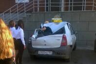 俄16岁少年撩妹时不慎坠下23楼 竟奇迹生还