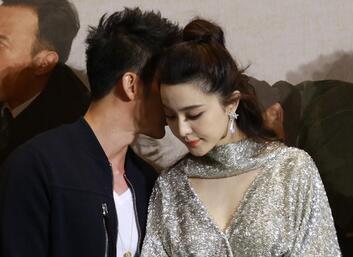 事业爱情双丰收！范冰冰与李晨对视娇羞捂脸