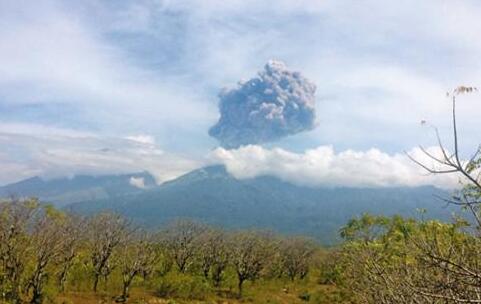 印尼火山爆发 逾250人未能联络上