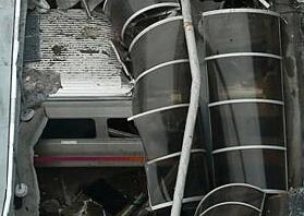 美国新泽西火车事故现场一片狼藉