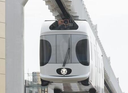 我国首列新能源悬挂式空中列车成功挂线