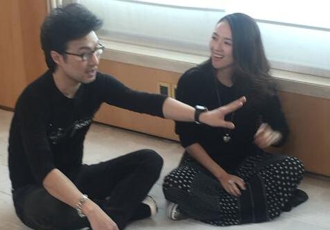汪峰携章子怡甜蜜现身 席地而坐指导学员