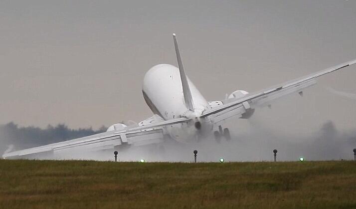 惊悚着陆！飞机降落瞬间被大风吹歪