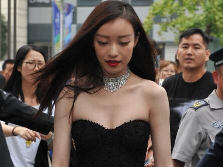 倪妮抹胸小露乳沟玩性感 获外籍高层轻抚腰