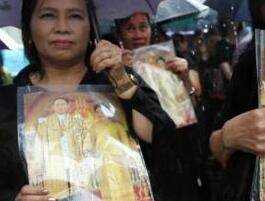 泰国国王普密蓬逝世：王储暂缓登基至少1年