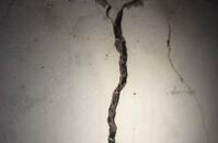 青海杂多地震震中房屋裂缝严重 民众搬入帐篷过夜