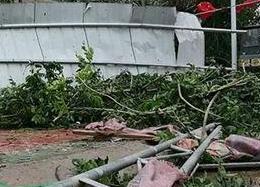 台风登陆海南后掀狂风暴雨 海口居民抽水自救