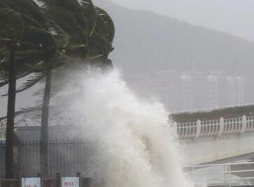台风“莎莉嘉”三亚掀大浪