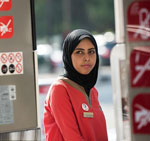 挑战一份“男性职业”——记埃及加油站的自信女工