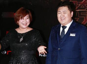 贾玲携“绯闻男友”走红毯 拉衣服大笑好亲昵