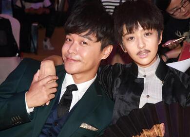 佟丽娅留小胡子狂撩老公 与陈思诚玩角色互换