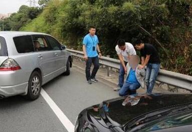 深圳警方在高速截停毒贩 场面似大片