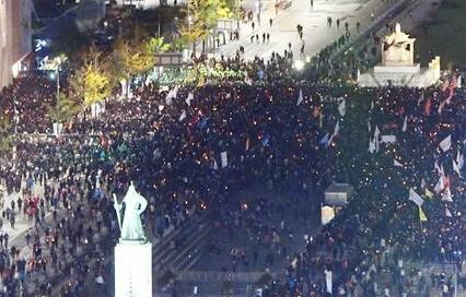 韩国民众万人集会要求总统朴槿惠下台