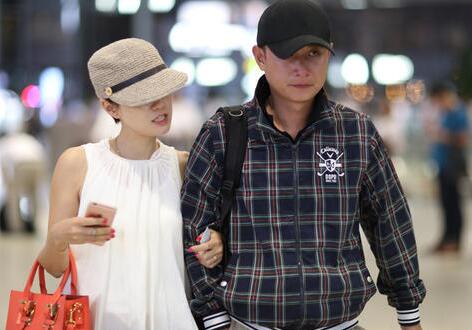 马伊琍文章合体现身 穿着不在同一季节