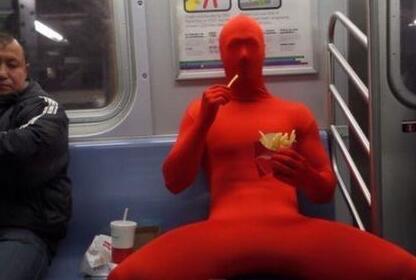 各国地铁礼仪面面观：新加坡禁带榴莲 日本不能打电话