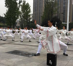 重庆90后小伙教武术吸引百余名老人“拜师”学艺