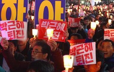 韩国民众举行烛光集会要求朴槿惠下台