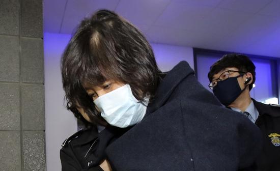 崔顺实：从&ldquo;患难闺蜜&rdquo;到&ldquo;干政主角&rdquo;