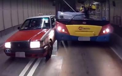 巴士大战出租车 隧道pk秒变“碰碰车”