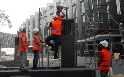 台北故宫拆除成龙所捐兽首复制品 上油后放纸箱