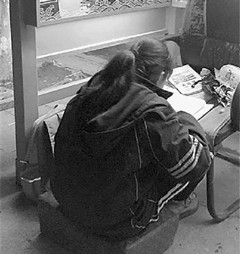 浙江&ldquo;电话亭女孩&rdquo;找到地方做作业 仍谢绝金钱资助