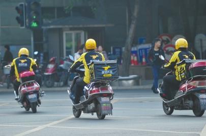 月送千单收入破万元 高收入“外卖小哥”成新兴职业