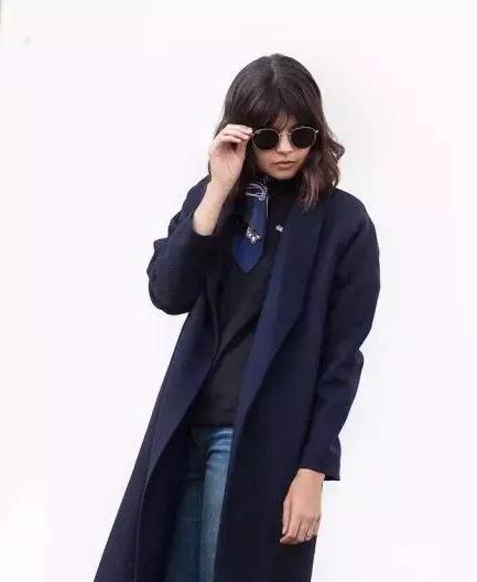 学会oversized外套+短靴的经典套路，让你美成一道街景