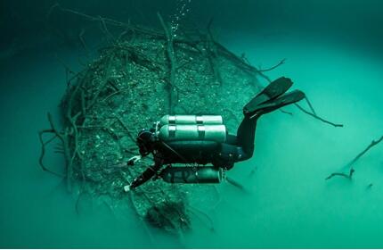 神秘&ldquo;水下湖&rdquo;场景诡异