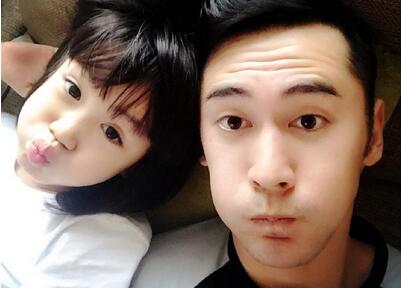 张伦硕与考拉晒合照 一起嘟嘴父女齐卖萌