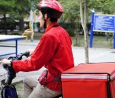 外卖哥1个月遭3次差评 喝鼠药