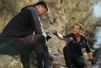 姚明与贝尔野外生存竟吃它！大姚崩溃