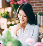 高圆圆剪短发还是那么美！手捧鲜花笑容温婉