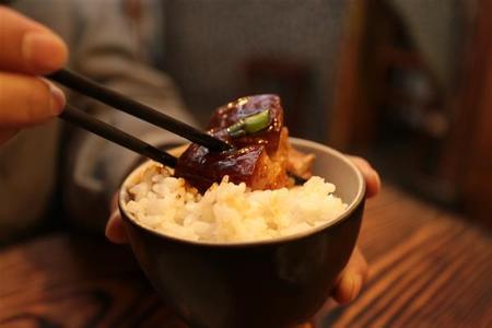 网易首批“丁家猪”7年终上市 每头拍卖价超10万