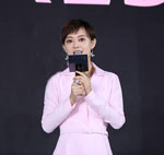 孙俪穿粉色套裙出席活动 肤质好到犯规