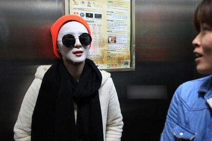 范冰冰疑似纽约第五大道敷面膜 路人撞见吓傻