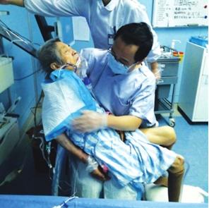 医生怀抱老年宝宝拍背排痰走红 感动众网友